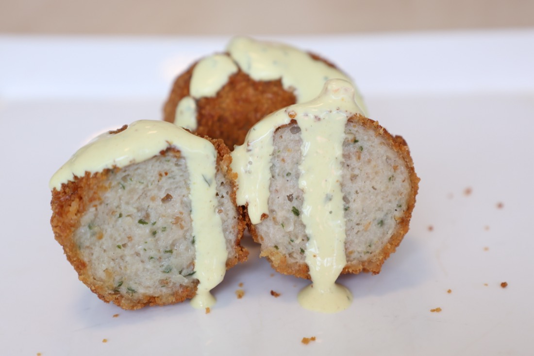 Portie crispy vleesworst met huisgemaakte saus