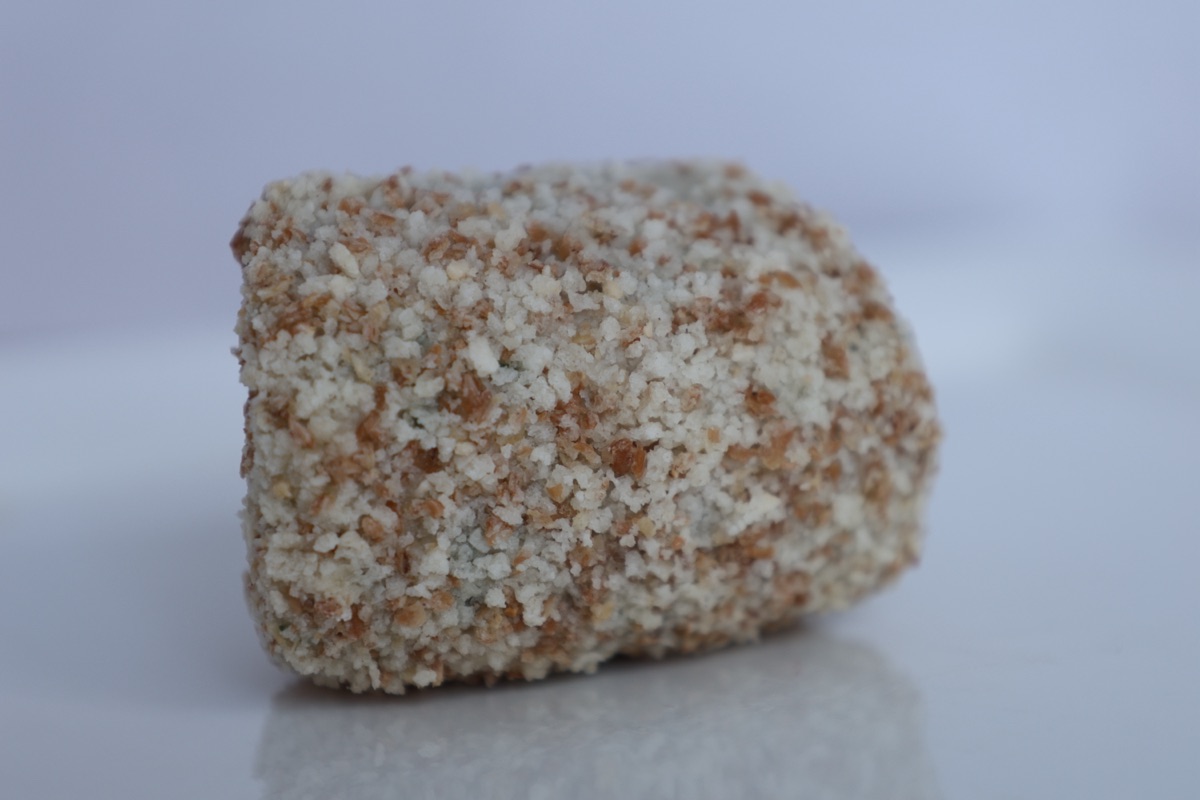 De knapperige korst van de crispy vleesworst van dichtbij